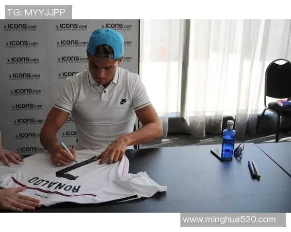 球星亲笔签名足球收藏价值无穷 球迷必备珍贵纪念品 球星亲笔签名足球收藏价值无穷 球迷必备珍贵纪念品